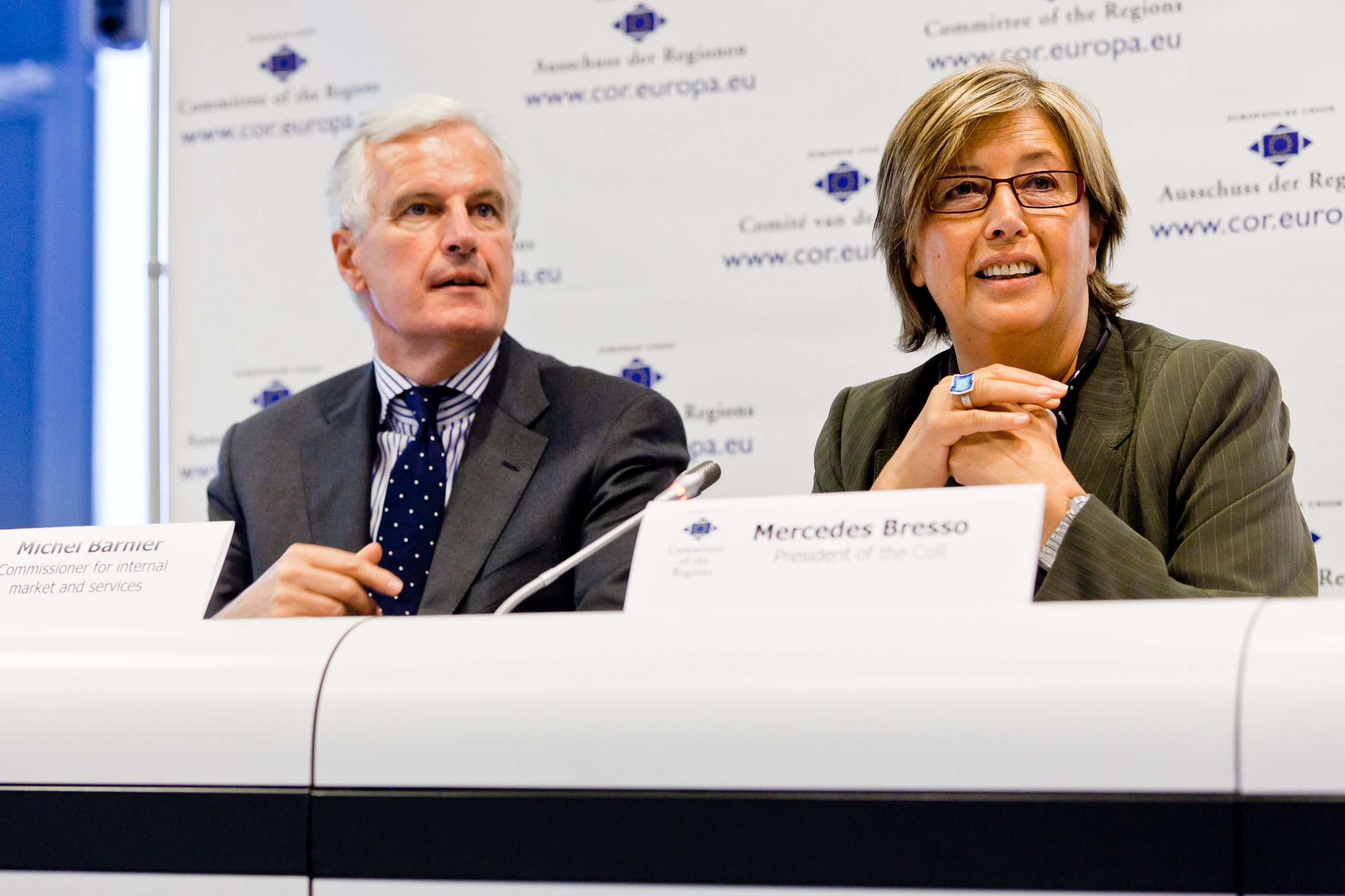 El Comisario Barnier junto a la Presidenta del Comité, Mercedes Bresso